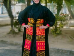 Kenakan Gaun Taipa, dr Ani Nurbani Angkat Budaya Lutim di Fashion Show Dekranasda