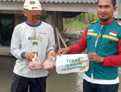 Pahlawan di Tengah Genangan Wahdah Inspirasi Zakat Terjang Banjir Setahun Demi Tebar Qurban di Luwu Utara
