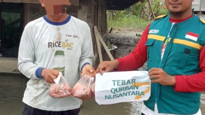 Pahlawan di Tengah Genangan Wahdah Inspirasi Zakat Terjang Banjir Setahun Demi Tebar Qurban di Luwu Utara
