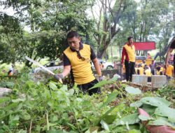 Sambut Hari Bhayangkara ke-79, Polres Luwu Timur Gelar Bakti Religi dengan Pembersihan TPU Serentak