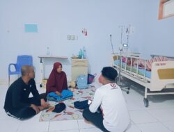 Pospera Luwu Timur Serahkan Bantuan Kursi Roda pada Buruh Tani Pemanjat Kelapa