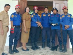 Damkar Lutim Evakuasi Sarang Tawon di SMP Negeri 3 Luwu Timur