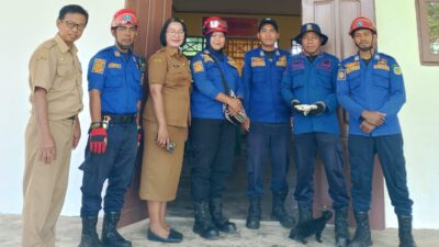 Damkar Lutim Evakuasi Sarang Tawon di SMP Negeri 3 Luwu Timur