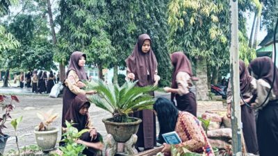 Jaga Lingkungan Bersih, SMP Negeri 1 Tomoni Wajib SERBU SAMPAH Setiap Hari