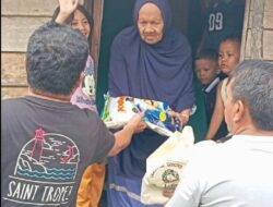 Puluhan Keluarga Dhuafa dan Lansia di Baruga Terima Sedekah Jum’at