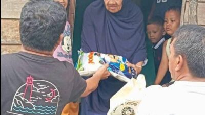Puluhan Keluarga Dhuafa dan Lansia di Baruga Terima Sedekah Jum’at