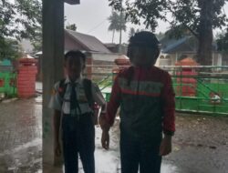 Gerakan Ayah Teladan Indonesia, Di SMP NEGERI 1 TOMONI Bapak-Bapak Antarkan Anak Hari Pertama Masuk Sekolah