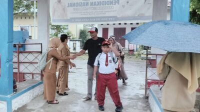 Imbauan Bupati Luwu TimurGerakan Ayah Teladan Indonesia,SDN 152 Kalaena Kiri II Bapak-bapak Antar Sekolah Anak Hari Pertama