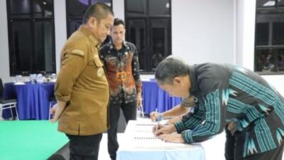 Bupati Luwu Timur bersama Ketua PKK Luwu Timur Hadiri Serah terima Jabatan Camat Nuha