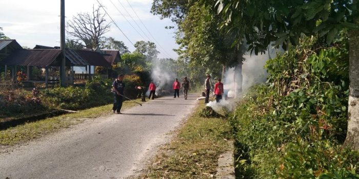Anggota TNI Bersama Aparat Desa dan Warga Lakukan Kerja Bakti di Desa Koroncia.